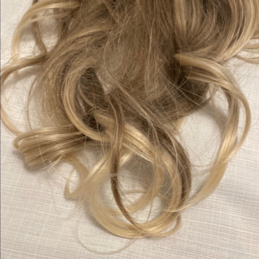 Women Synthetic Wigs Long Wavy Blond with Fluffy Air Bangs Light New Without Tag - Picture 9 of 11